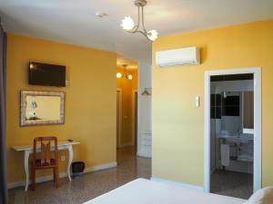 A television and/or entertainment centre at Hotel Humanes
