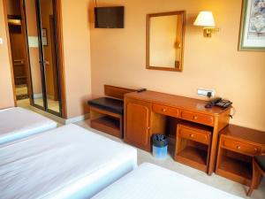 A bed or beds in a room at Hotel Humanes