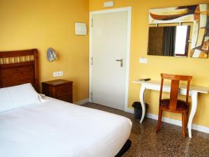 A bed or beds in a room at Hotel Humanes
