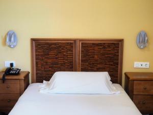 A bed or beds in a room at Hotel Humanes