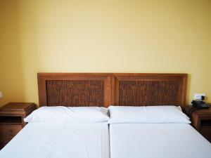 A bed or beds in a room at Hotel Humanes