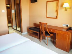 A bed or beds in a room at Hotel Humanes