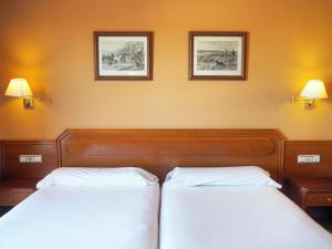 A bed or beds in a room at Hotel Humanes