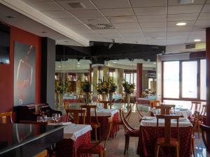 A restaurant or other place to eat at Hotel Humanes