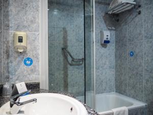 A bathroom at Hotel Humanes Még 29 kép