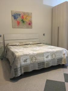 1 dormitorio con 1 cama con manta en B&B Aliga, en Porto Empedocle