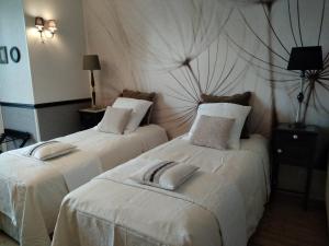 2 camas en una habitación de hotel con sábanas blancas en Chambre d'hôte le 18-20, en Saint-Martin-des-Entrées