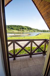 een raam met uitzicht op een rivier bij Domek Letniskowy Melon House in Gródek Nad Dunajcem