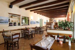 En restaurant eller et andet spisested på Osteria Ticino by Ketty & Tommy