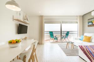una cucina e un soggiorno con vista sull'oceano di Ocean View by Encantos do Algarve - 910 a Portimão