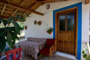 - une terrasse couverte avec une chaise et une porte dans l'établissement Stilarion Köyevi Pansiyon, à Saip