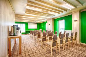 a conference room with green walls and chairs at SOLAVO HOME&TRAVEL in Solec-Zdrój