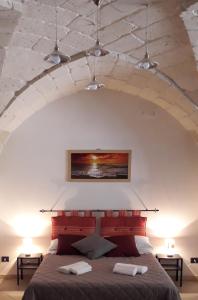 Giuggianello的住宿－La Dimora di Sofia，一间卧室,卧室内配有一张大床