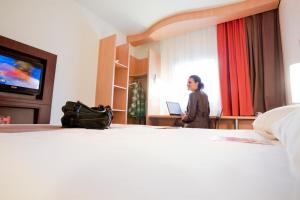 Uma TV ou centro de entretenimento em Ibis Cancun Centro