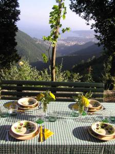 einen Tisch mit Tellern aus Essen auf einem Berg in der Unterkunft Vista Portofino in Rapallo