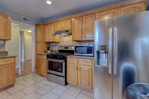 A kitchen or kitchenette at Cozy 2BD House, Minutes From FB and Stanford Univ! Home