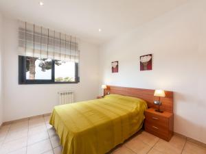 PuigventosにあるHoliday Home Luz by Interhomeのベッドルーム1室(黄色いベッド1台、窓付)
