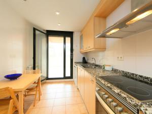 cocina con fregadero, mesa y encimera en Apartment Gardenia by Interhome, en Lloret de Mar