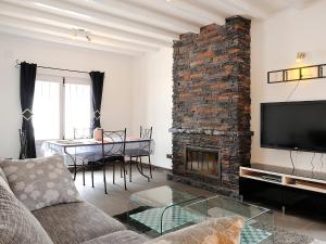 sala de estar con sofá y chimenea de ladrillo en Holiday Home La Yaya by Interhome, en Fanadix