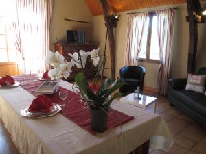 Μια τηλεόραση ή/και κέντρο ψυχαγωγίας στο Holiday Home La Grange by Interhome