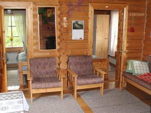 SuninsalmiにあるHoliday Home 6012 by Interhomeの木造キャビン内の椅子2脚付きの部屋