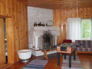 LampsijärviにあるHoliday Home Raanumaja ii by Interhomeの家の中のリビングルーム(レンガ造りの暖炉付)