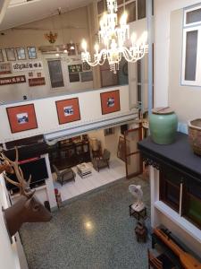 z widokiem na salon z żyrandolem w obiekcie The Roo Classic Hometel w mieście Songkhla