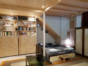 - une chambre avec un lit et une étagère dans l'établissement ZEN HOUSE, à Gênes