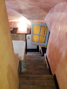 un escalier menant à une chambre avec fenêtre. dans l'établissement ZEN HOUSE, à Gênes