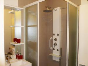 uma cabina de duche na casa de banho com um lavatório em Apartment L'Ile heureuse-6 by Interhome em Saint-Cyr-sur-Mer