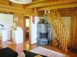 una sala de estar con chimenea en una casa de madera en Holiday Home Lepolahti by Interhome, en Virrat
