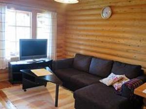 ein Wohnzimmer mit Sofa und Fernseher in der Unterkunft Holiday Home Lepolahti by Interhome in Virrat + 11 Fotos