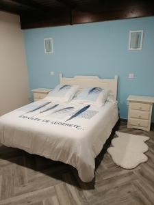um quarto com uma cama grande e um edredão branco em Apartamento La Sierra em La Codosera
