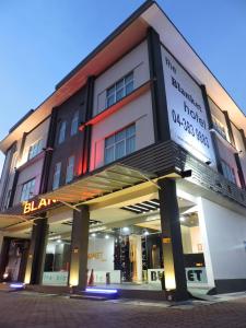 un bâtiment avec un panneau à l'avant dans l'établissement The Blanket Hotel Seberang Jaya, à Perai