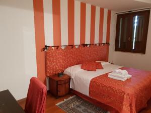 Кровать или кровати в номере Locanda Da Vittorio