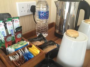 stół z pudełkiem jedzenia i butelką wody w obiekcie Edgcumbe Guest House w mieście Plymouth