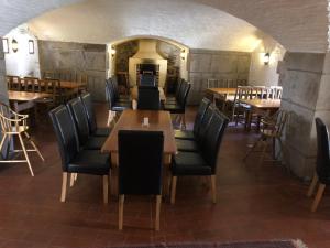 une salle à manger avec des tables et des chaises en bois dans l'établissement Soldatens Bed & Breakfast, à Marstrand