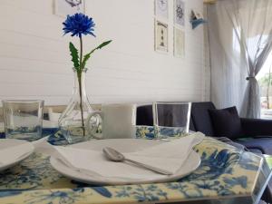 ヴィルヌーヴ・ルベにあるBlue apartment - Marina Baie Des Angesの皿と花瓶の青い花