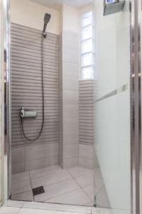 y baño con ducha y puerta de cristal. en Renovated Loft At the Center of Monastiraki en Athens