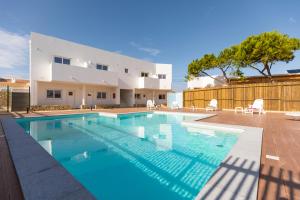 A piscina localizada em Sagres Sun Stay - Surf Camp & Hostel ou nos arredores