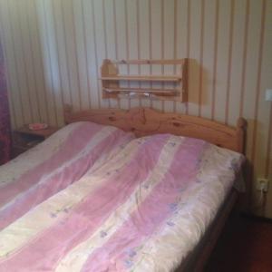 een slaapkamer met 2 bedden met roze en witte lakens bij Funäs Fjäll Lägenhet in Funäsdalen