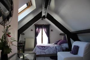 - une chambre avec un lit et une fenêtre dans l'établissement La Rose des Vents, à Saint-Germain-sur-Morin