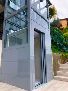 eine Glastür zu einem Gebäude mit einer Treppe in der Unterkunft Villa Emma Malcesine in Malcesine