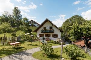 una casa su una collina con giardino di Pension Ober a Siegsdorf