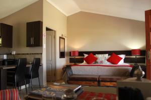Tempat tidur dalam kamar di Drakensview Self Catering
