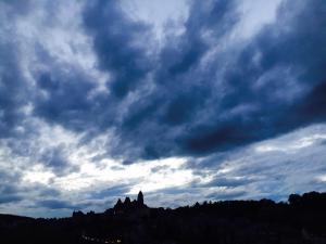 ユゼルシュにあるLes Roches Bleuesの雲の空