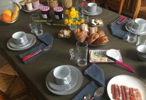 une table avec des assiettes de nourriture sur une table dans l'établissement Les Roches Bleues, à Uzerche