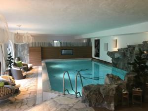 Bazén v ubytování Relais & Châteaux Jagdhof Glashütte nebo v jeho okolí