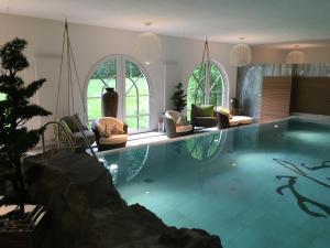 Bazén v ubytování Relais & Châteaux Jagdhof Glashütte nebo v jeho okolí
