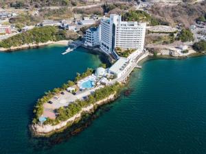 小豆島町にあるベイリゾートホテル小豆島の水上のホテルの空中ビュー
